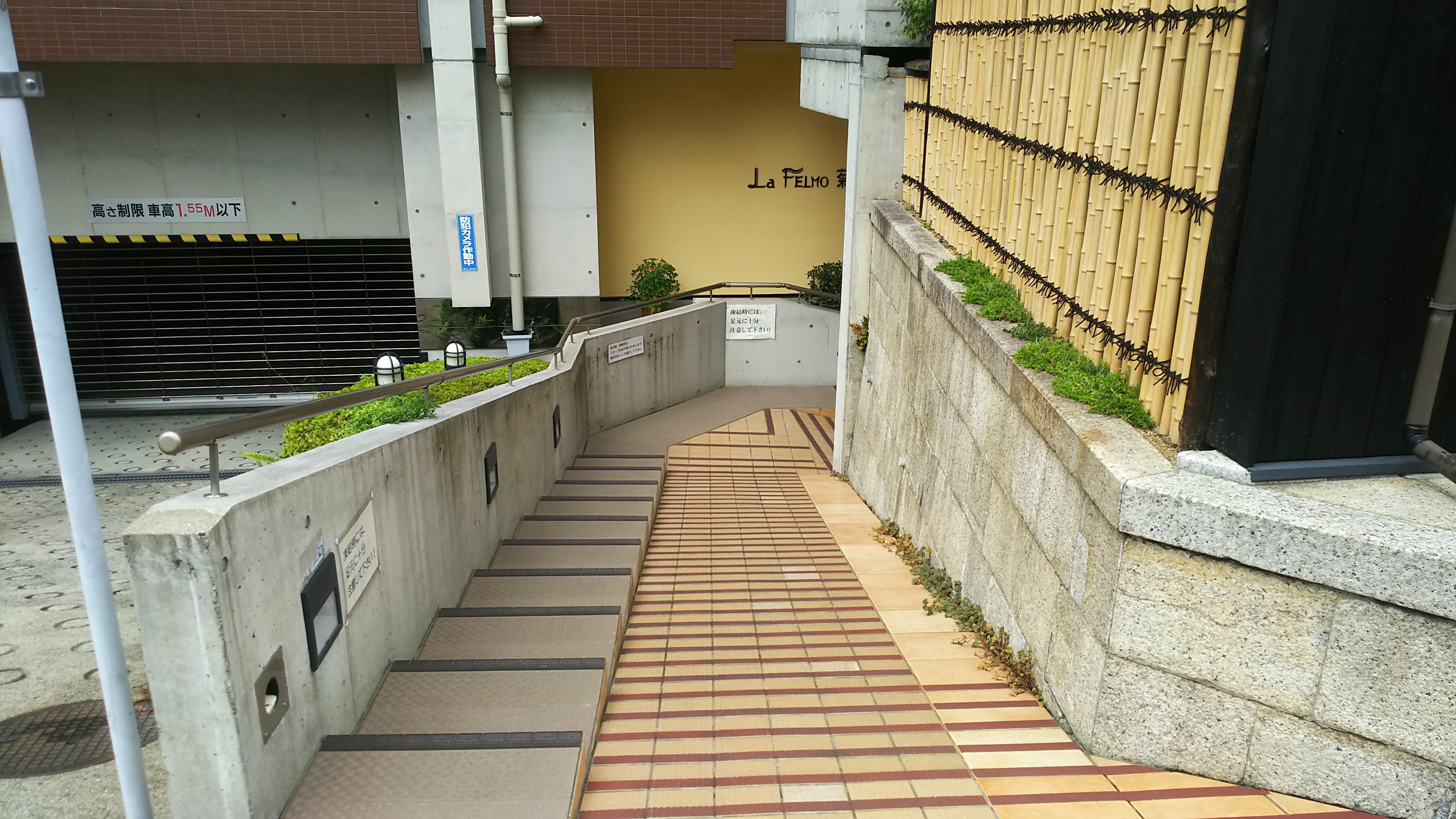 入り口-min